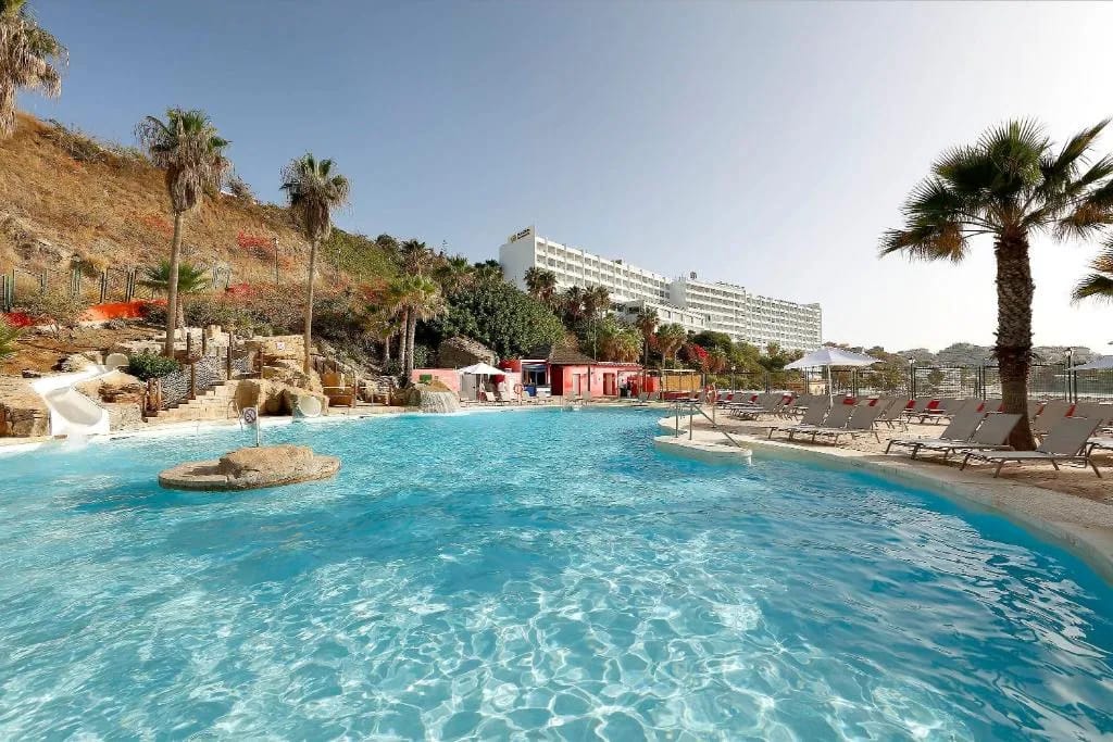 Fachada do Hotel Benalma Costa del Sol, frente ao mar em Benalmádena