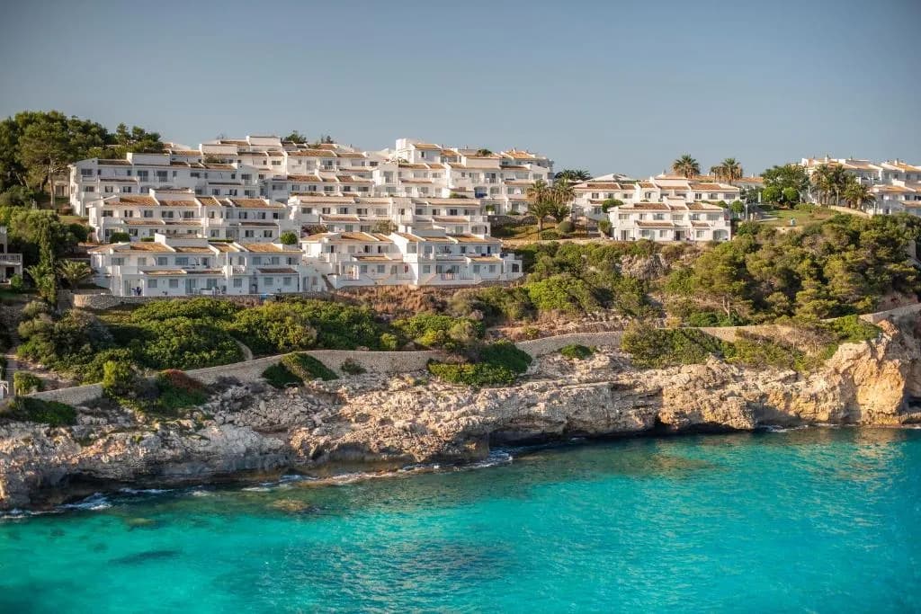 Piscine et bord de mer du Blau Punta Reina, Cala Mendia