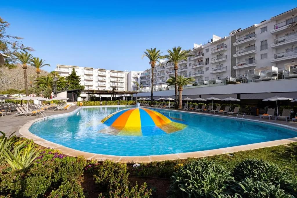Zona de piscinas do resort VIVA Sunrise, Port d'Alcudia, Maiorca