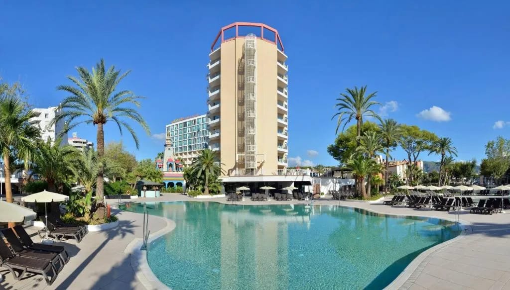 Entrada del SOL Katmandú Park & Resort con el parque Katmandu, Magaluf