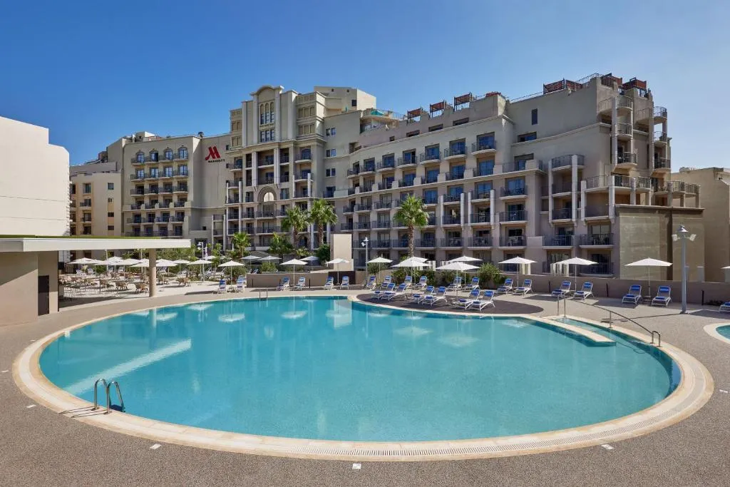 Fachada del hotel Malta Marriott Resort & Spa frente al mar