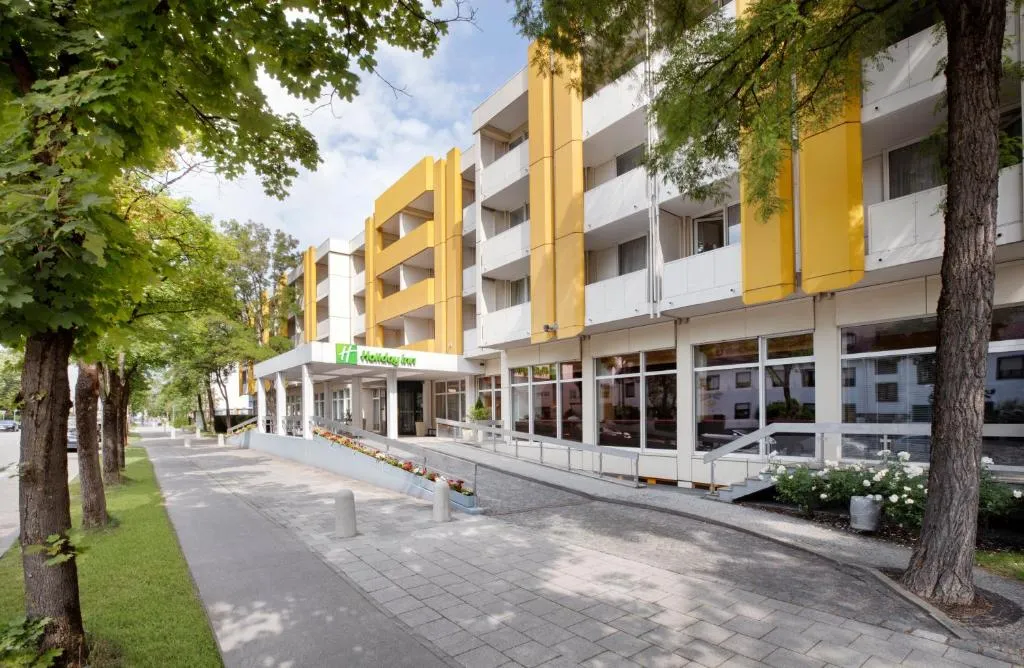 Exterior e entrada do hotel Holiday Inn Munich South