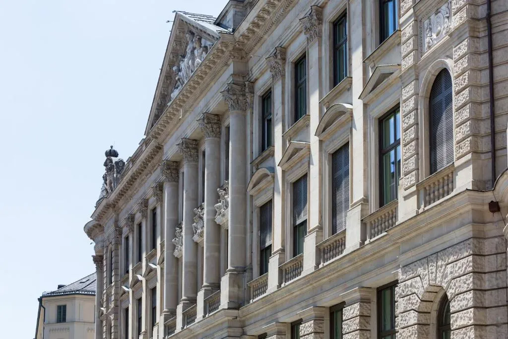 Fachada do Rosewood Munich na Kardinal-Faulhaber-Strasse