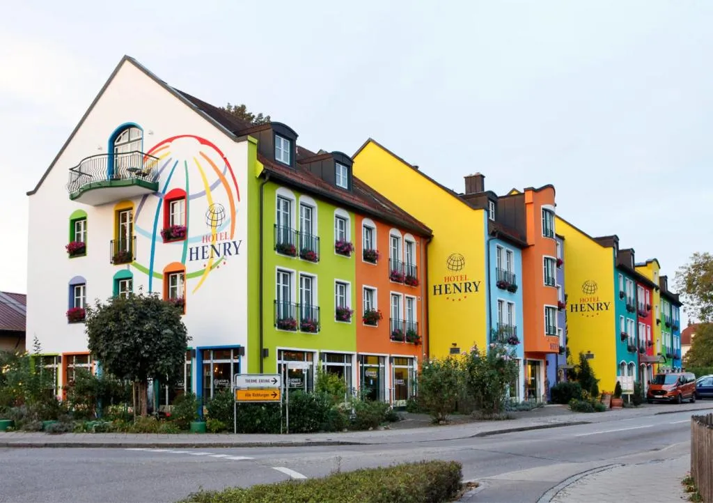 Fachada do Hotel Henry em Erding com arquitetura moderna