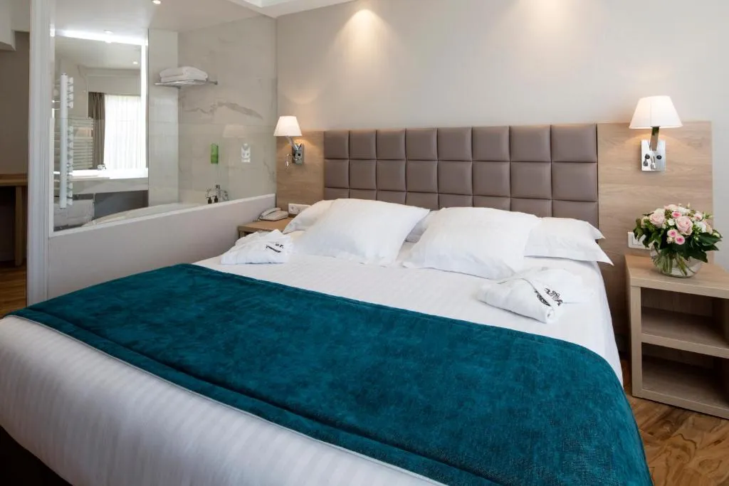 Splendid Hotel Nice rooftop pool with view over the city