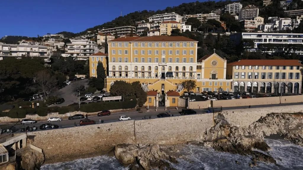 Façade et terrasse de l'Hôtel Le Saint Paul face à la Méditerranée, Nice