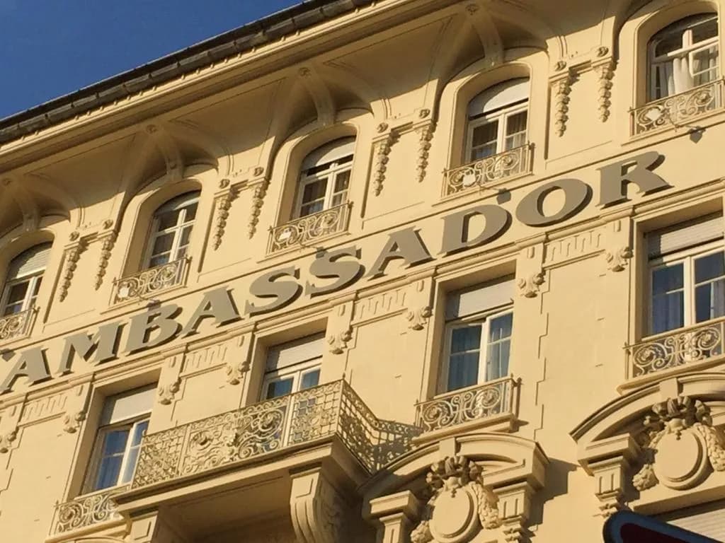 Fachada del Hotel Ambassador Niza en la Avenue de Suède