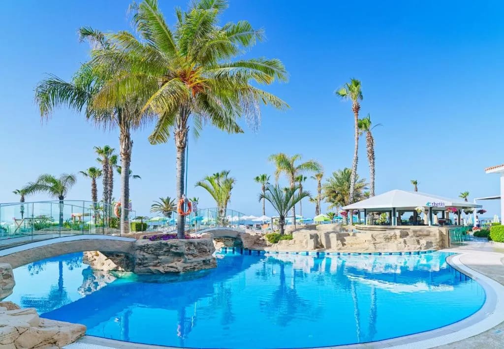 Fachada do Leonardo Cypria Bay à beira-mar em Paphos