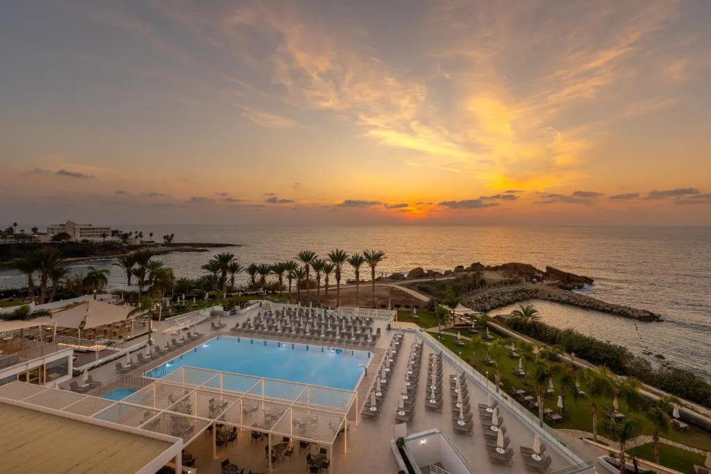 Extérieur du Queens Bay Hotel surplombant la plage de Coral Bay, Paphos