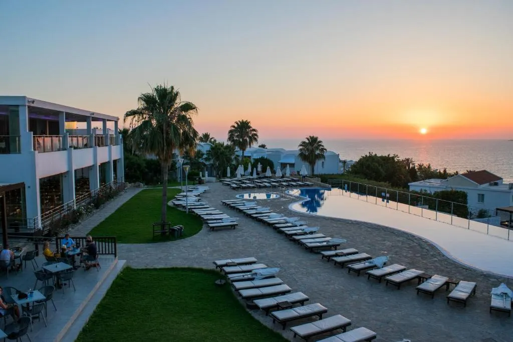 Piscine à débordement du Theo Sunset Bay