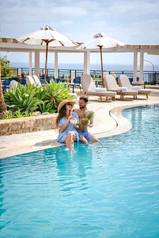 Piscine principale du WellClub Resort à Paphos avec vue sur la mer