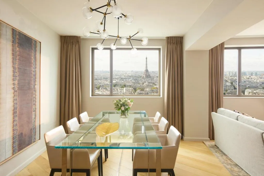 Torre do Hyatt Regency Paris Étoile junto à Porte Maillot