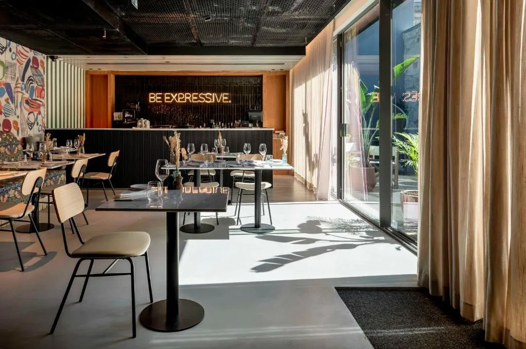 Fachada e entrada do Artcore Hotel Porto no bairro do Bonfim