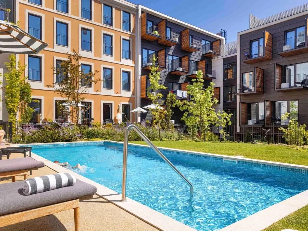 Fachada do hotel Mercure Porto Centro Aliados no centro do Porto