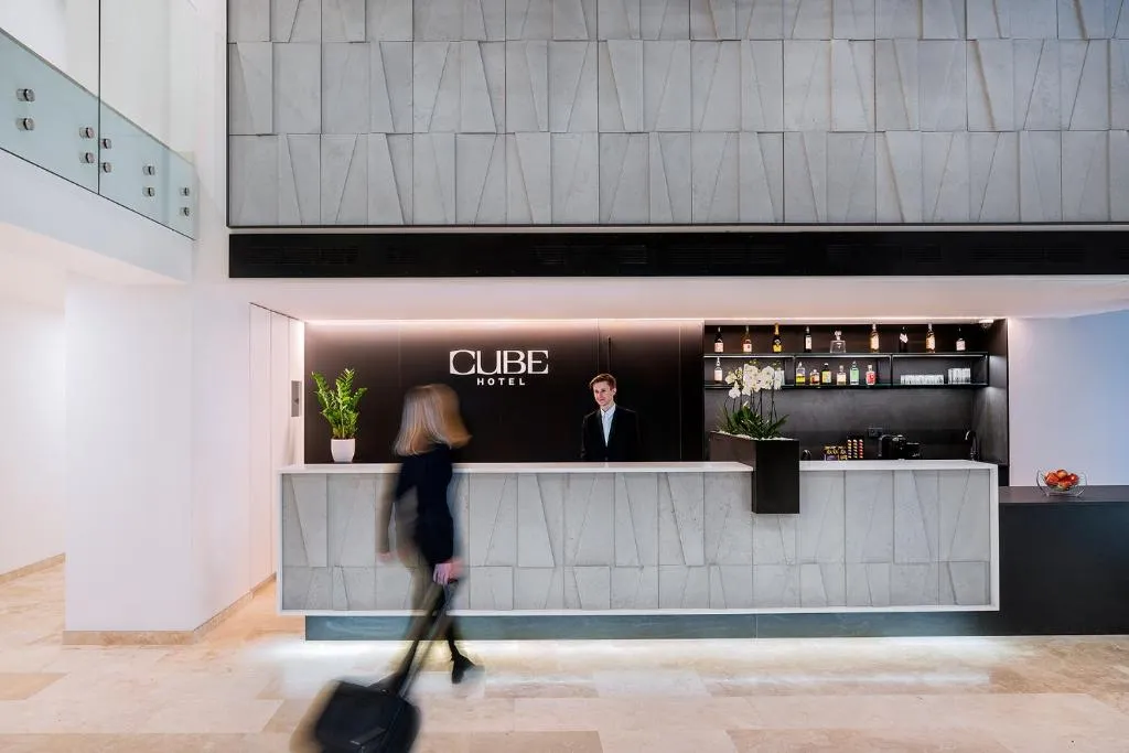 Façade moderne du Hotel CUBE Prague dans la Nouvelle Ville
