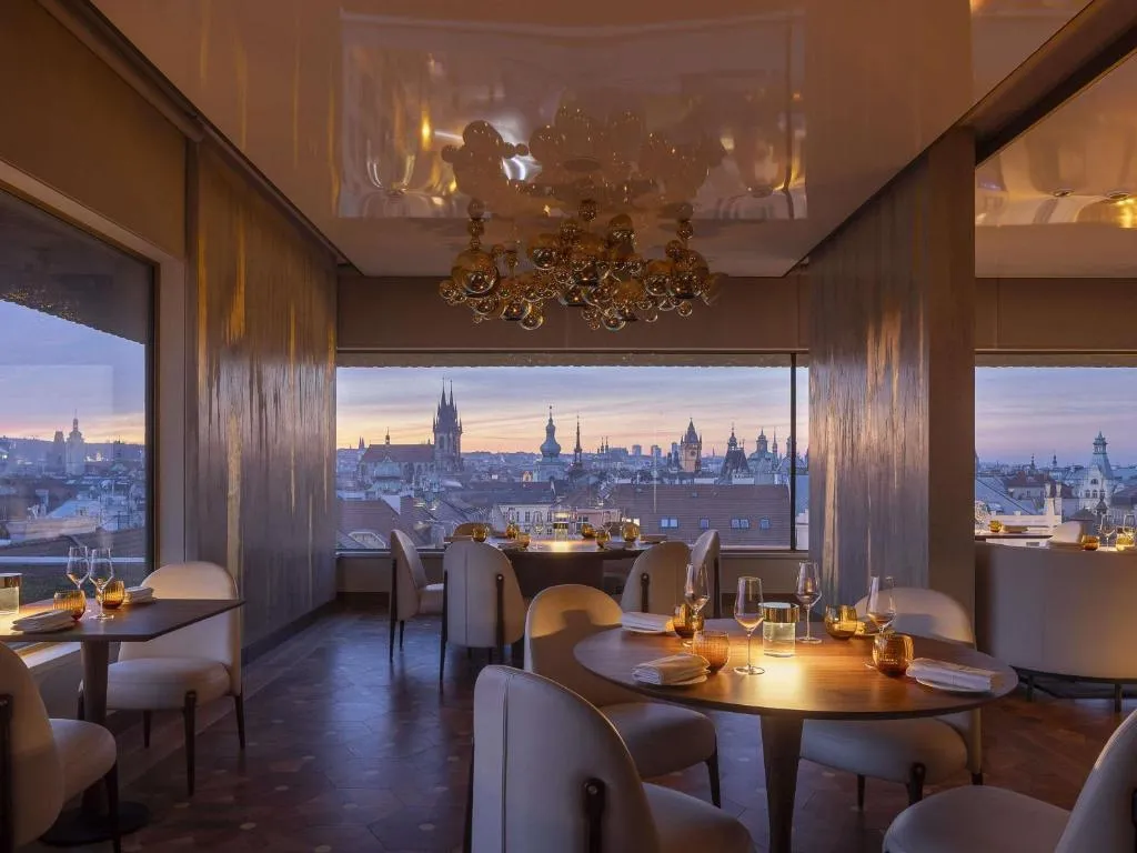 Fachada do Fairmont Golden Prague no boulevard Pařížská