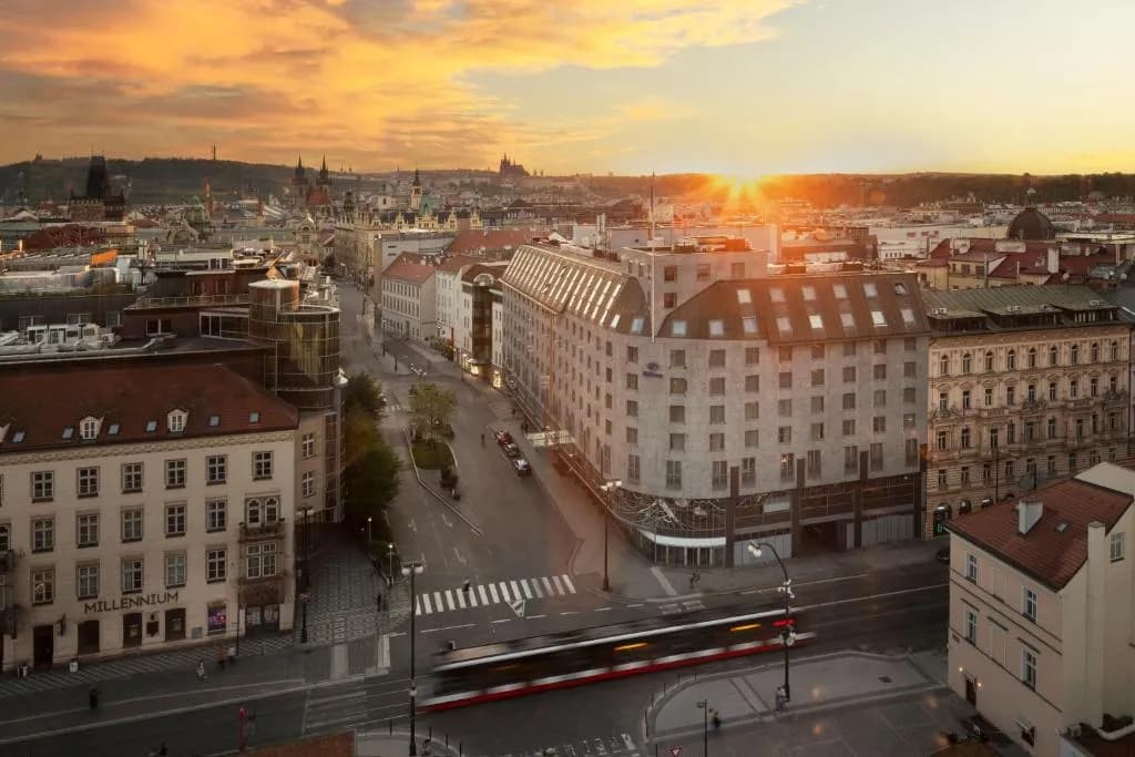 Fachada del Hilton Prague Old Town, hotel con piscina cubierta en Praga