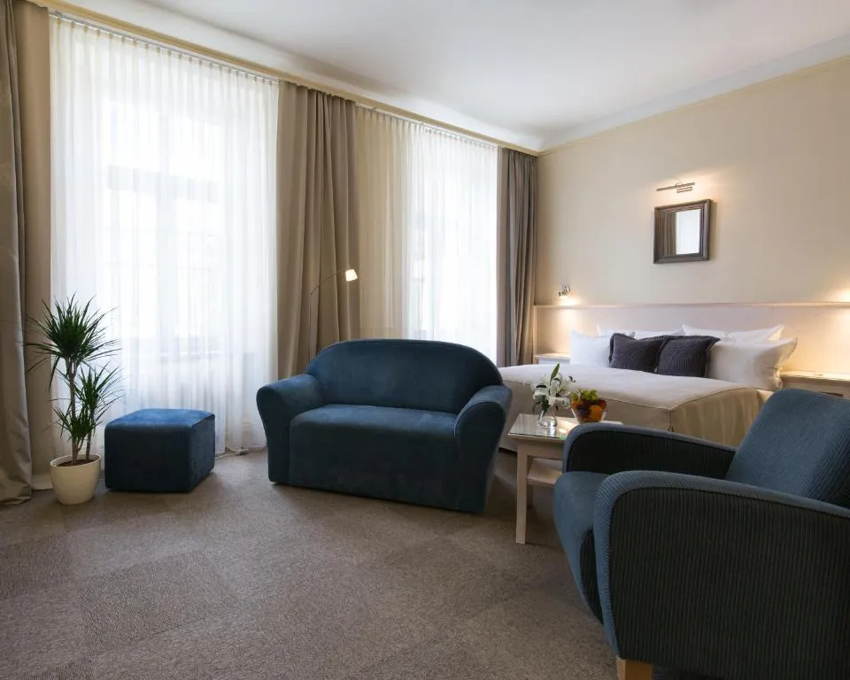 Fachada del Unitas Hotel, hotel familiar con zona de juegos en Praga