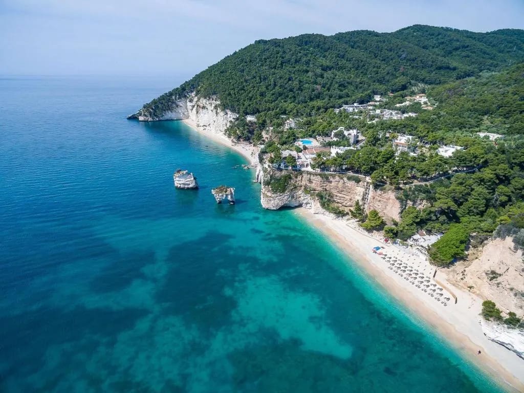 Vista da falésia do Baia Delle Zagare sobre a costa do Gargano