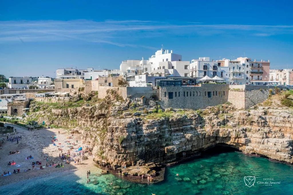 Vista da falésia do Covo dei Saraceni em Polignano a Mare