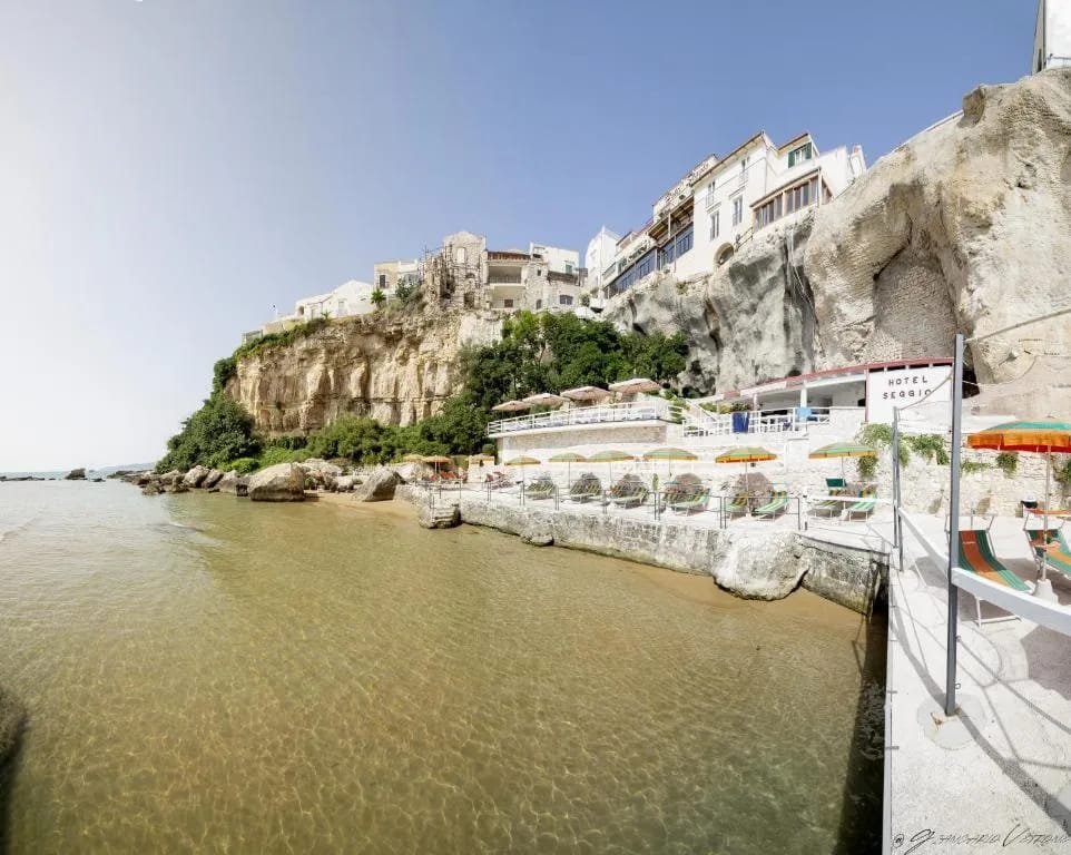 Piscina sobre a falésia no Hotel Seggio em Vieste com vista Adriática