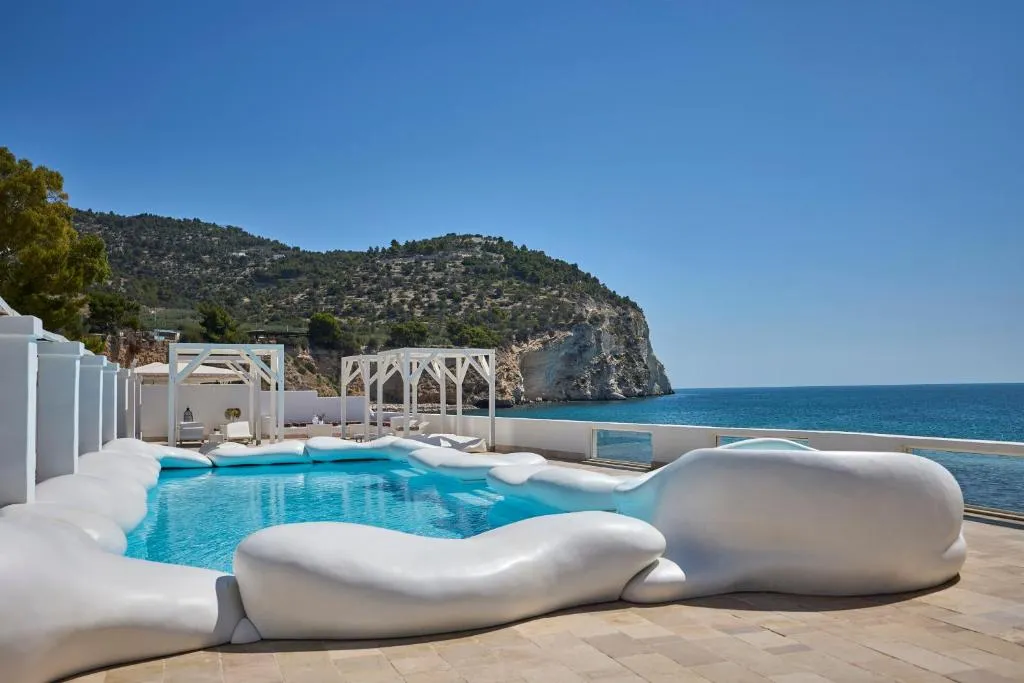 Piscina exterior com vista-mar no La Casa E Il Mare em Mattinata