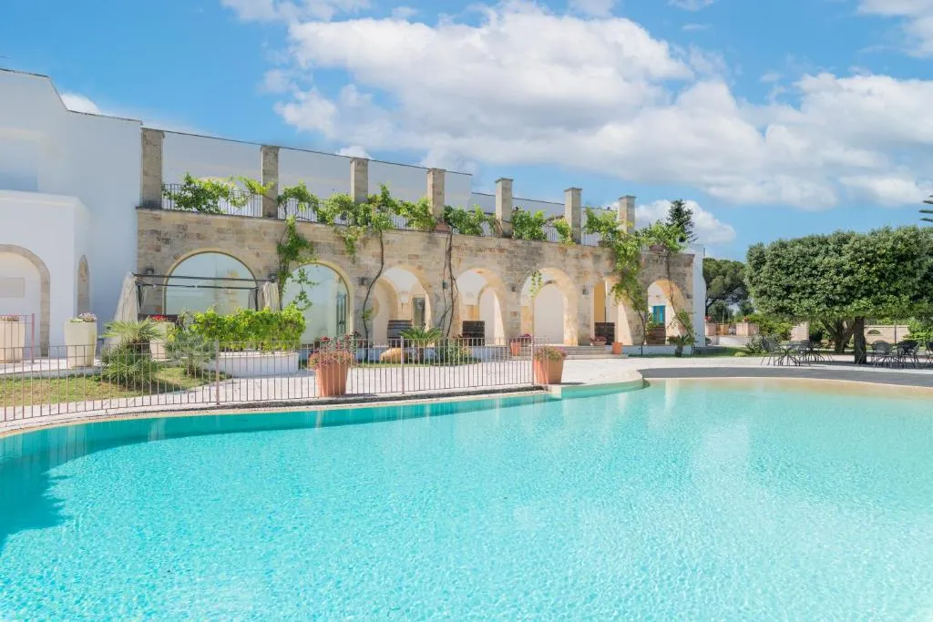 Relais Porta del Sud: piscina exterior climatizada al atardecer en Ostuni, Apulia