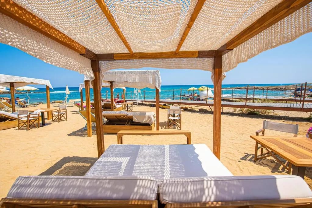 Pietrablu Resort & Spa: complejo de piscina exterior con palmeras en Polignano a Mare, Apulia