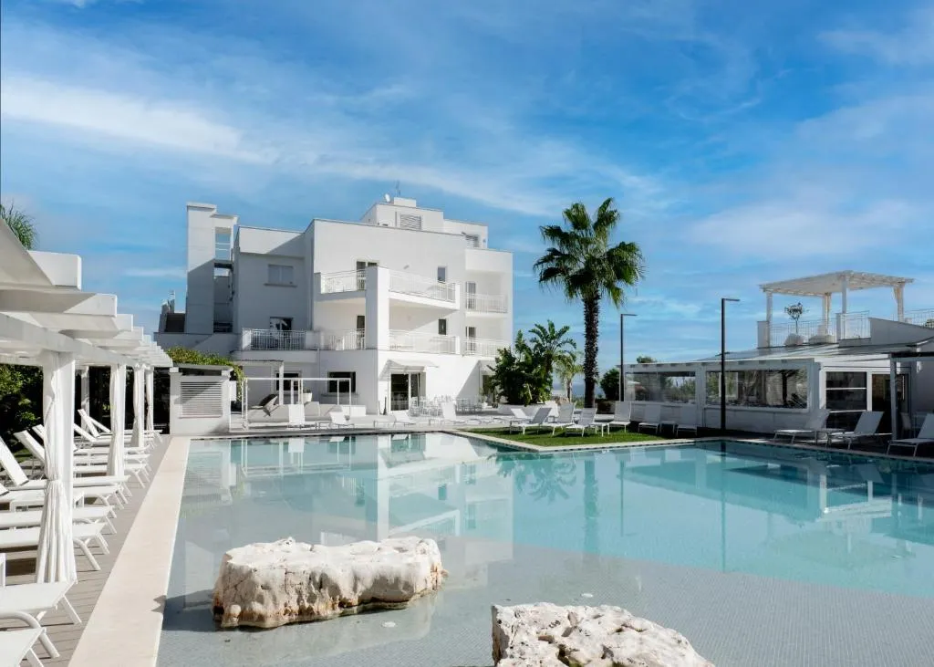 San Lorenzo Boutique Hotel & SPA: sala wellness con sauna finlandesa y tumbonas de relax en Polignano a Mare, Apulia