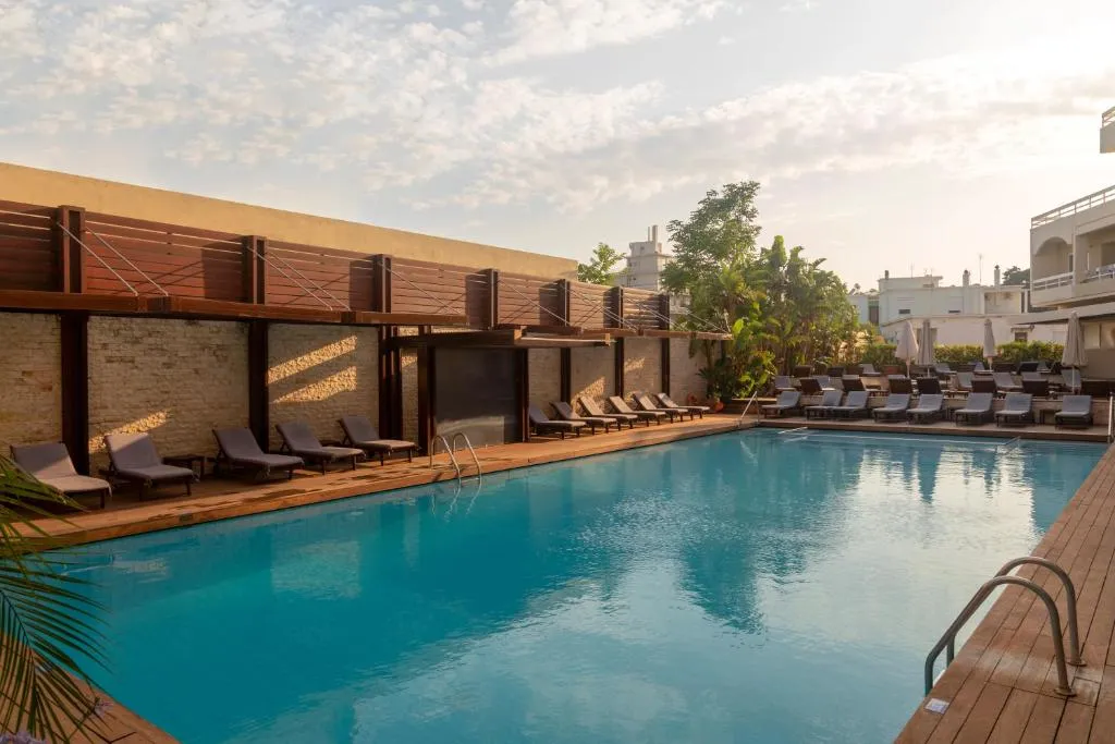 Zona da piscina do Hotel Athineon na cidade de Rodes