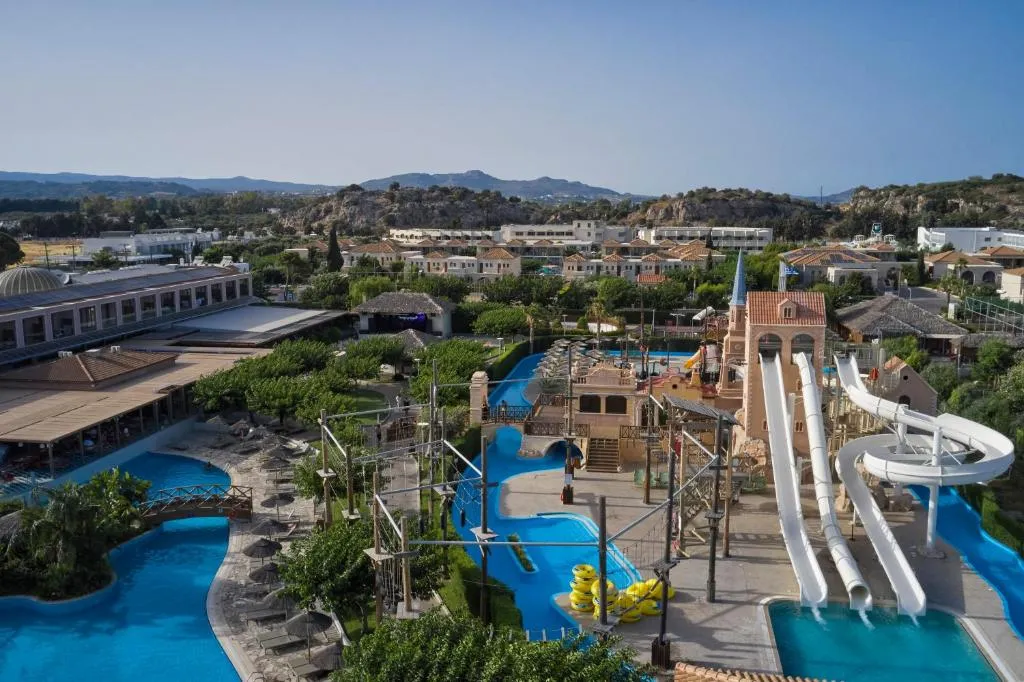 Vue d'ensemble du resort Atlantica Holiday Village Rhodes avec piscine et jardins