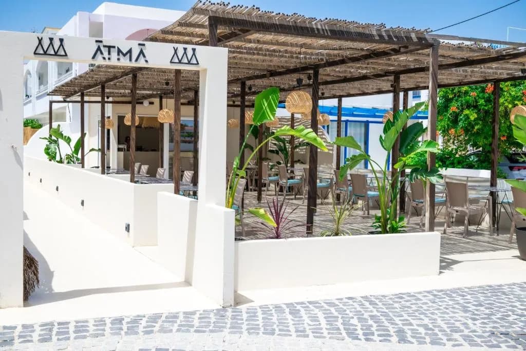 Façade de l'Atma Beach Rooms & Suites sur la plage de Faliraki, Rhodes