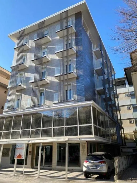 Entrée et façade de l'hôtel Vernel, Marebello, Rimini