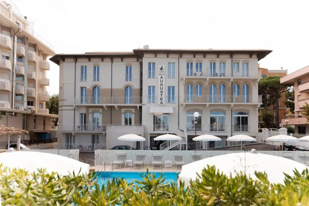 Fachada e zona da piscina do Hotel Villa Augustea em Rimini