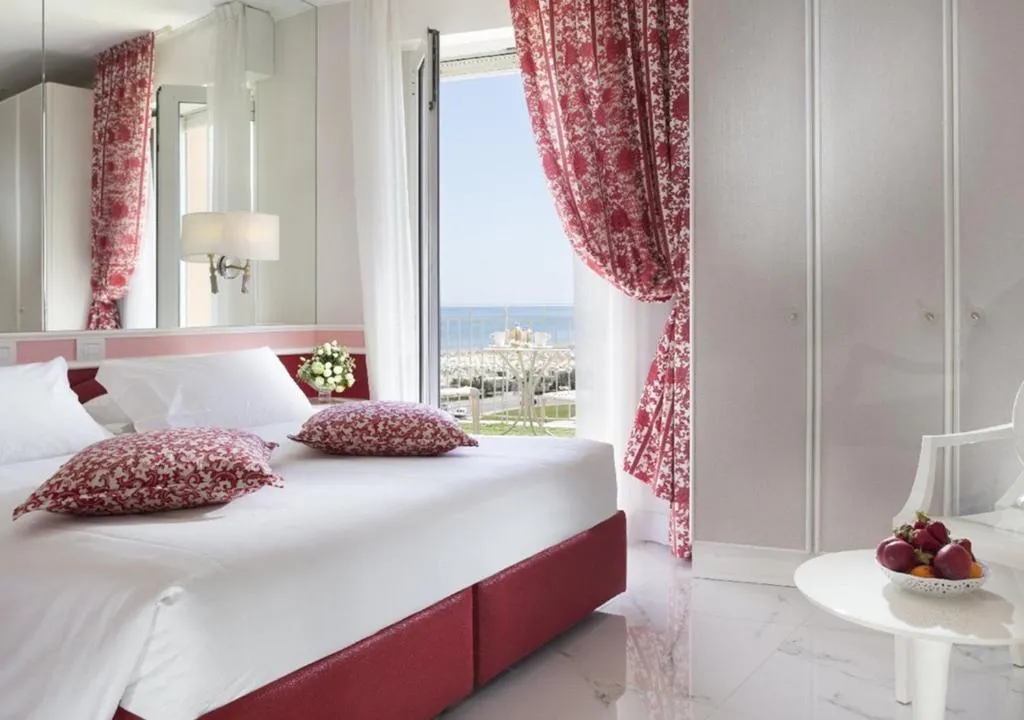 Fachada Art Nouveau do Hotel Milton Rimini em Marina Centro