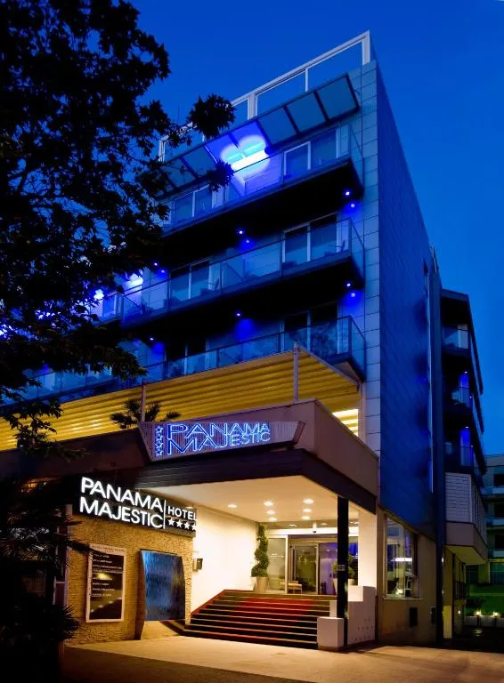 Fachada e entrada do Hotel Panama Majestic Rimini