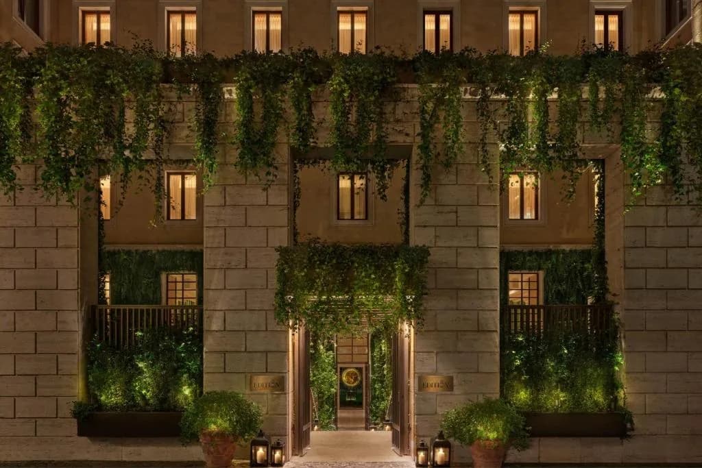 Fachada del hotel The Rome EDITION en el barrio de Trevi