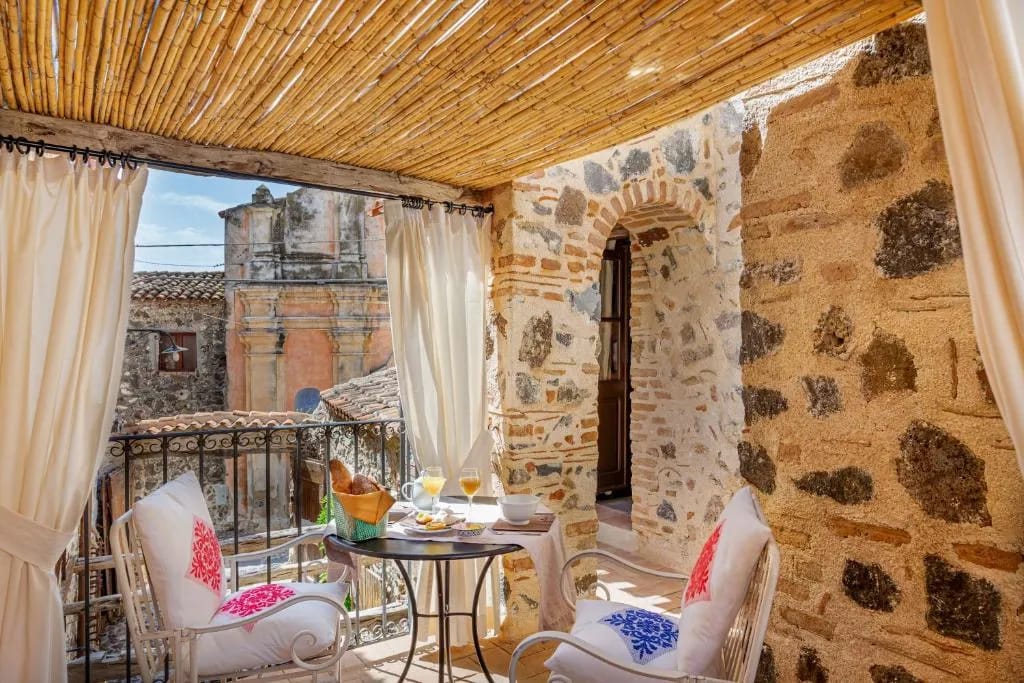 Fachada de piedra del Albergo Diffuso Mannois en Orosei Cerdeña