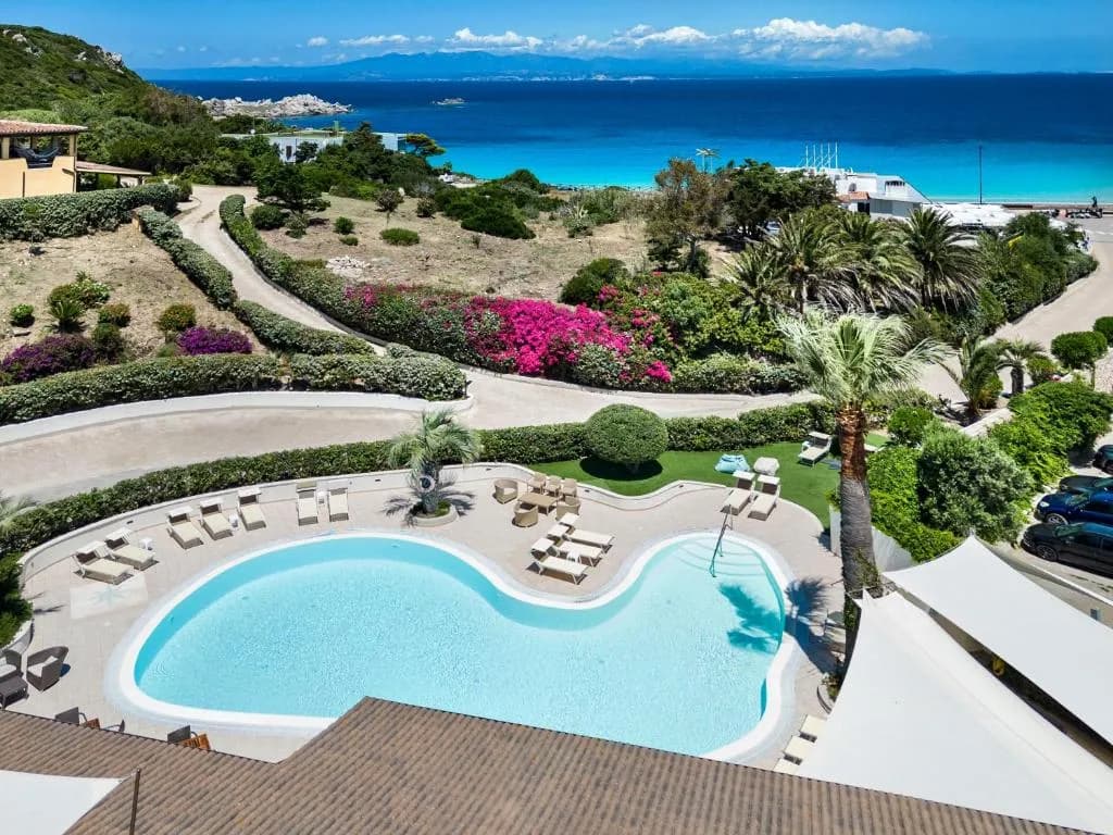 Fachada y piscina del Hotel Corallaro en Santa Teresa Gallura, Cerdeña