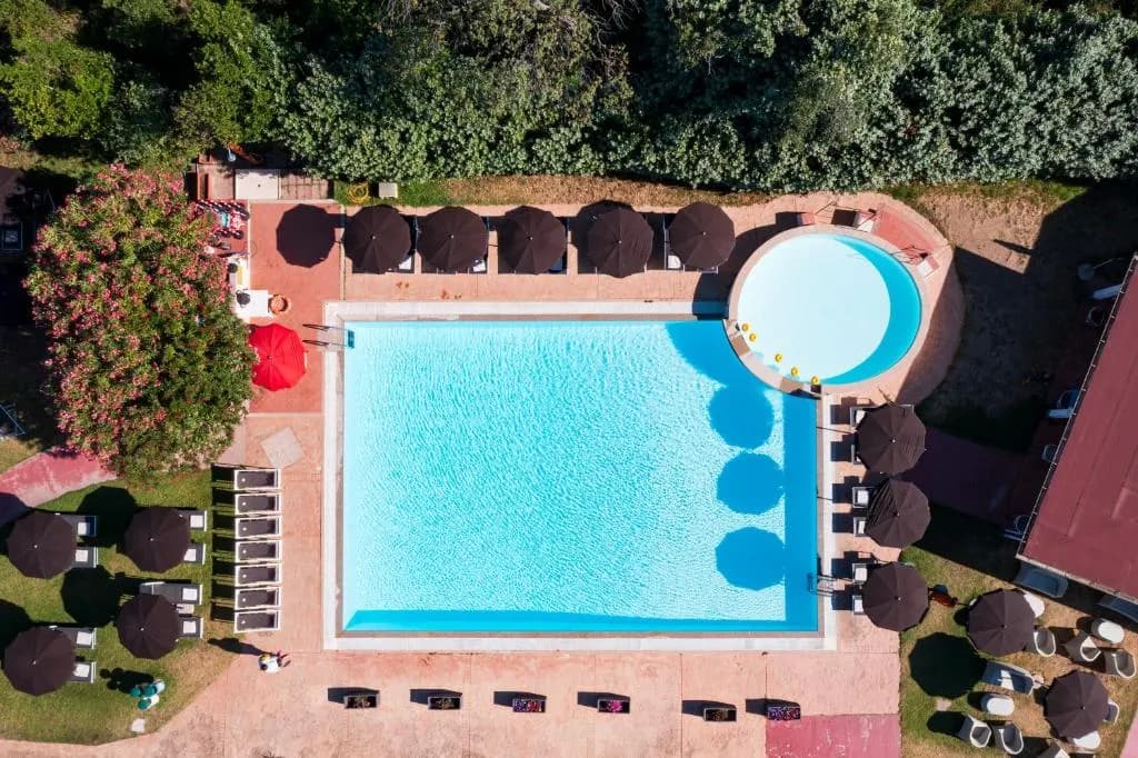 Fachada do hotel Li Suari Club Village em San Teodoro, Sardenha