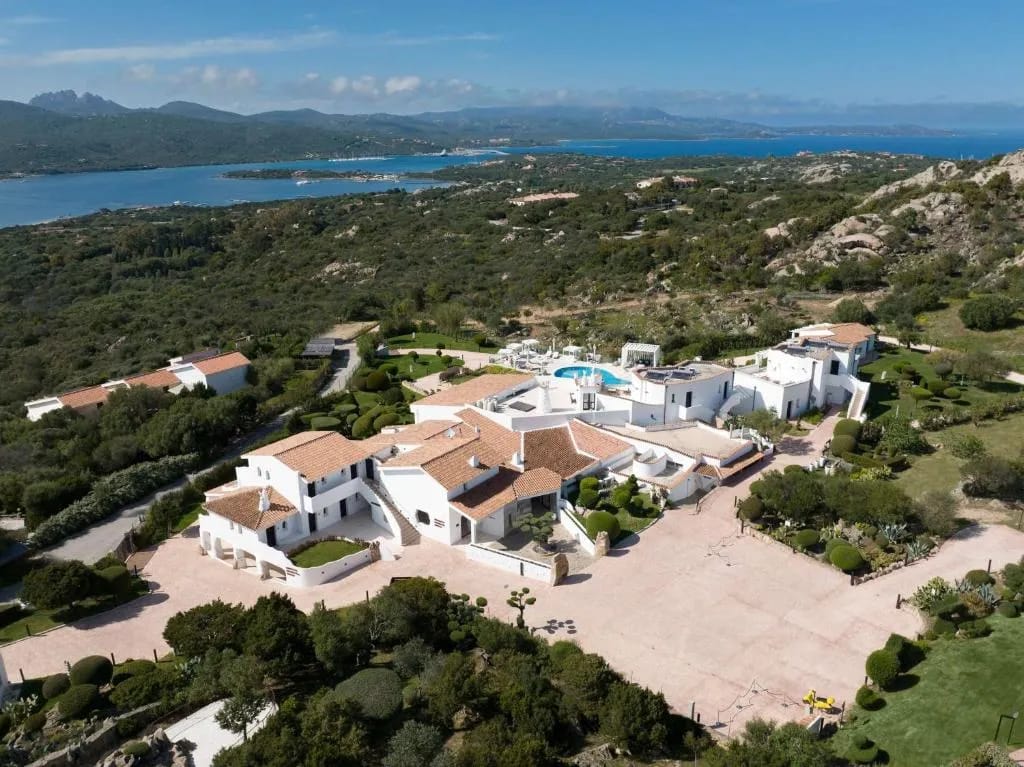 Sulià House infinity pool overlooking Porto Rotondo bay