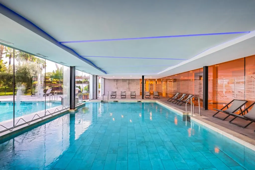 Piscine extérieure et jardins du Barceló Sevilla Renacimiento