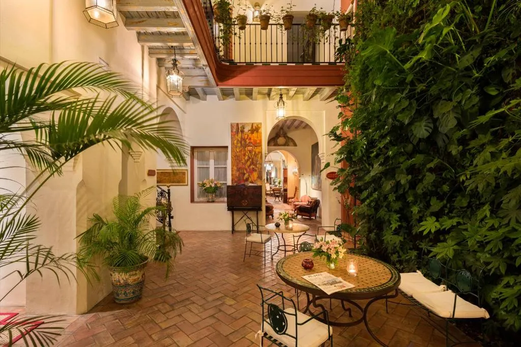Las Casas de El Arenal facade in Seville