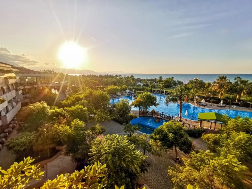 Exterior y piscina del Grand Palladium Sicilia Resort, Campofelice