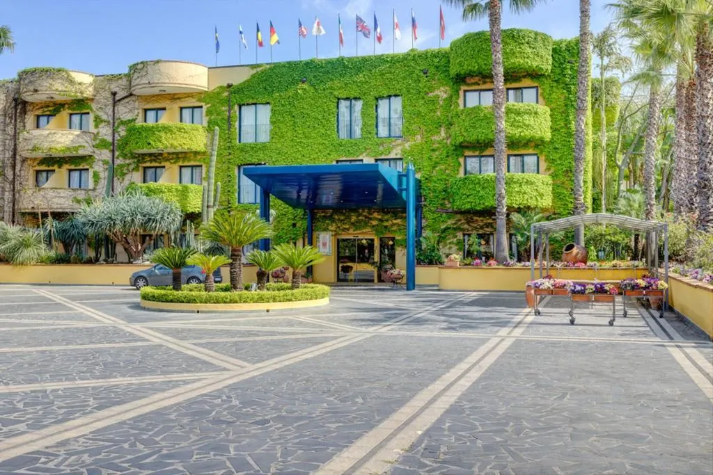 Hotel Caesar Palace exterior and pool area, Giardini Naxos