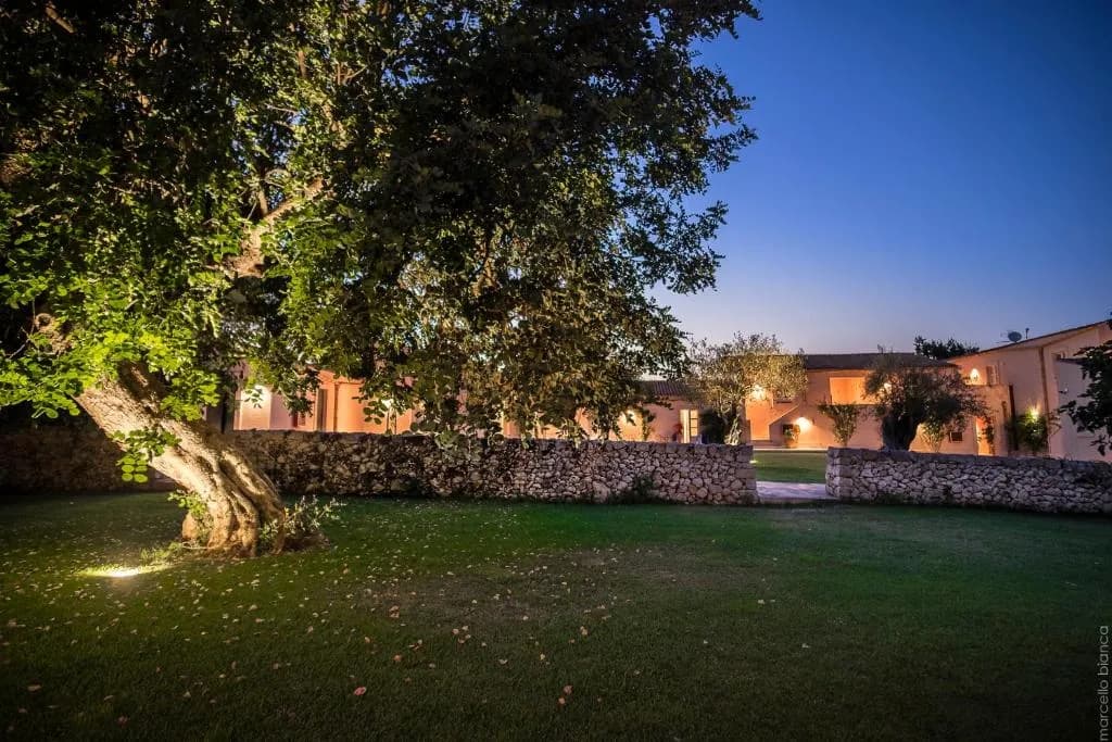 Exterior y jardín de Masseria Degli Ulivi cerca de Noto, Sicilia