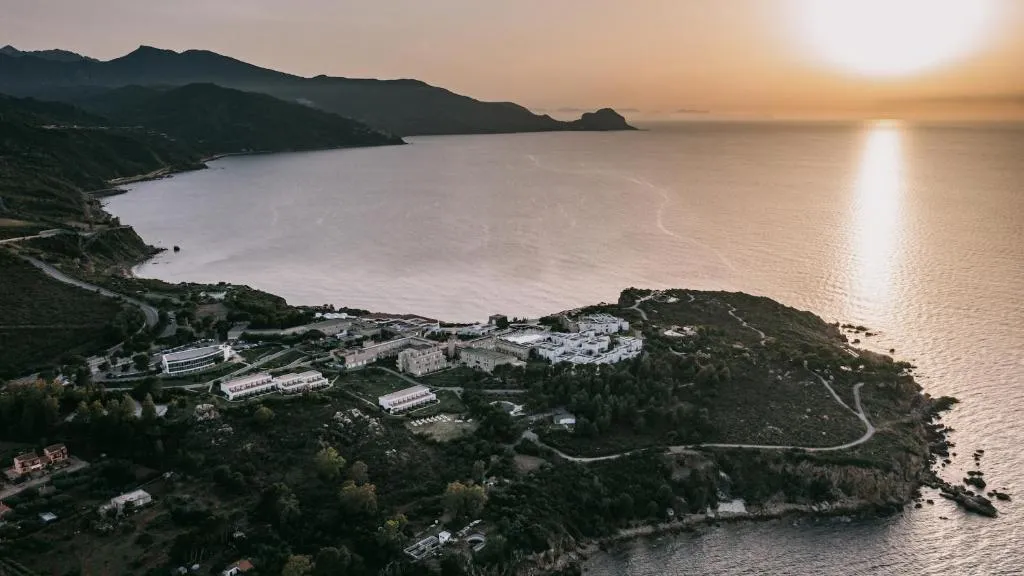 Vista aérea del Mangia's Pollina Resort, costa norte de Sicilia