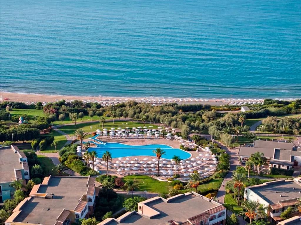Vista del frente de playa del Serenusa Resort en Licata, Sicilia