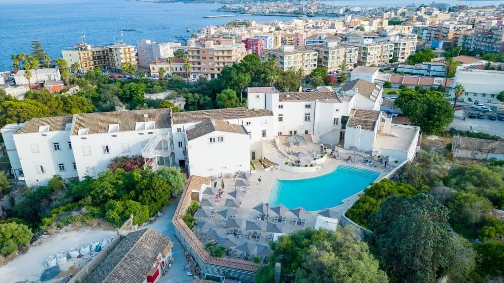 Fachada e jardins do Grand Hotel Villa Politi em Siracusa, Sicília