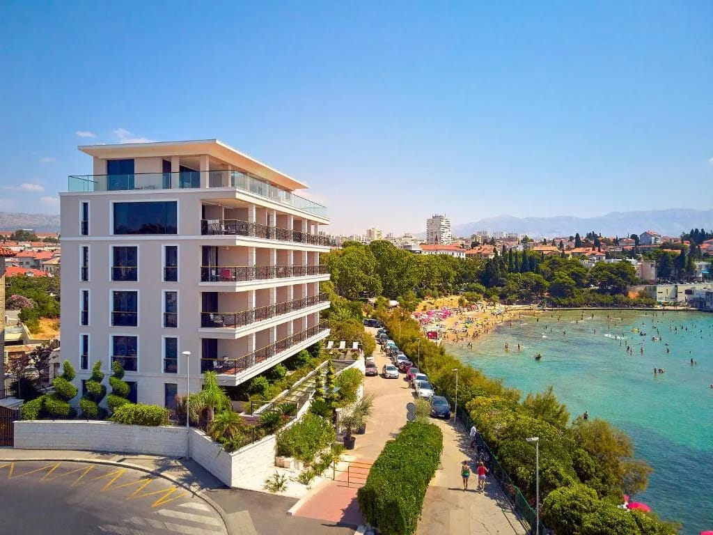 Fachada do Hotel Villa Harmony à beira-mar no passeio oeste de Split